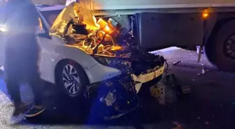 Hatay’da Park Halindeki Tıra Çarpan Otomobilde 3 Kişi Ağır Yaralandı