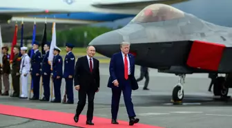 Resmen Putin’e gözdağı! Kırmızı halıda yürürken üstlerinden ABD savaş uçakları geçti