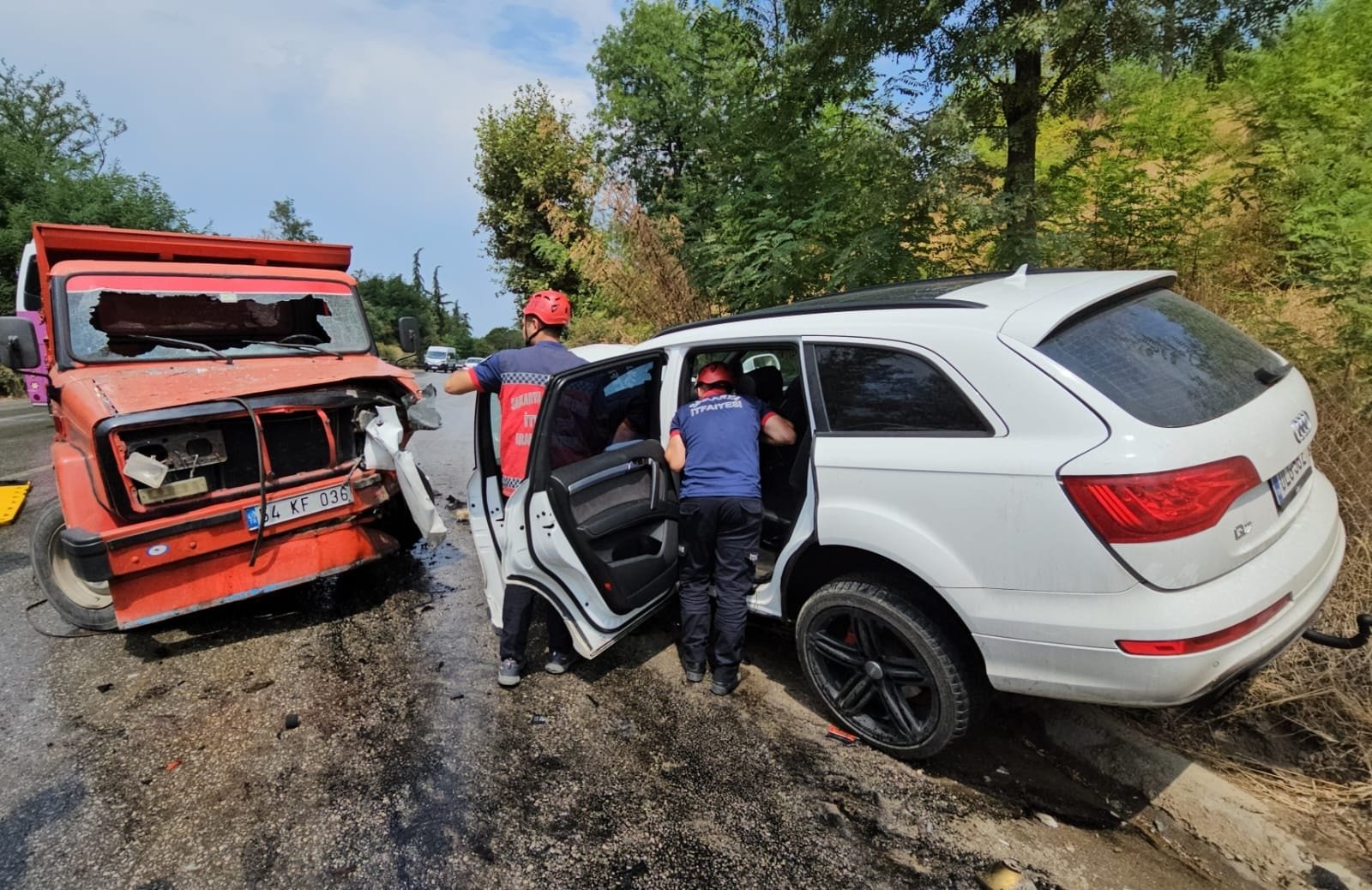 Sapanca’da kamyonet ile cip çarpıştı: 4’ü çocuk 5 yaralı