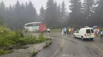 Çaykara’da Tur Otobüsü Elektrik Direğine Çarptı: 2 Yaralı