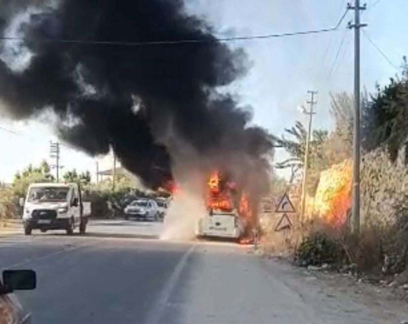 Öğrenciler ölümden döndü! Servis minibüsü okul yolunda alevlere teslim doldu