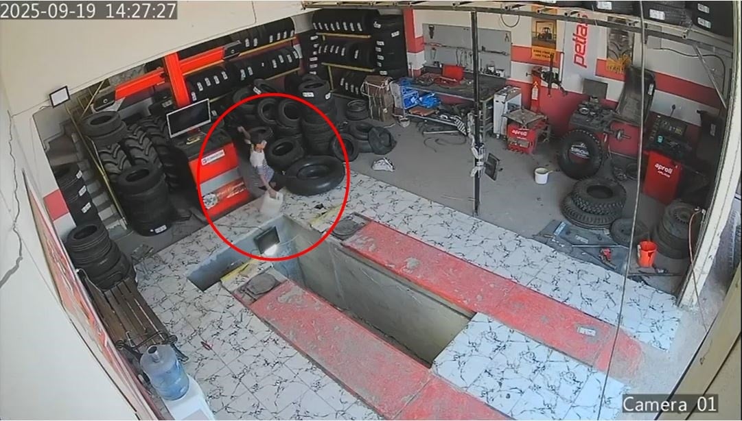 Çırak tamir çukuruna düştü! Saniye saniye kamerada