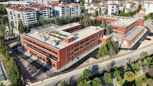 Devrilen otomobilde felaketi yaşadılar